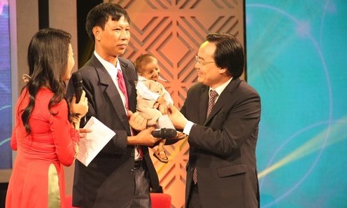 Xúc động chuyện cậu bé tí hon Đinh Văn K'Rể bắt tay Bộ trưởng Bộ Giáo dục